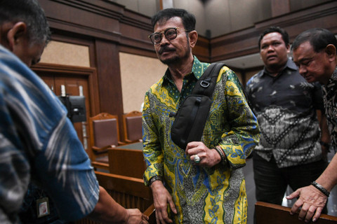 Terdakwa kasus pemerasan dan gratifikasi di Kementerian Pertanian Syahrul Yasin Limpo berjalan keluar dari ruang sidang usai menjalani sidang lanjutan di Pengadilan Tipikor, Jakarta, Senin (3/6/2024). Foto: Hafidz Mubarak A/ANTARA FOTO