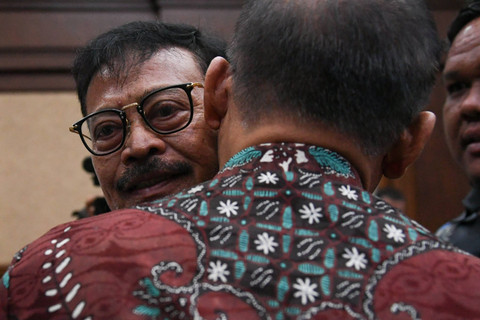 Terdakwa kasus pemerasan dan gratifikasi di Kementerian Pertanian Syahrul Yasin Limpo (kiri) memeluk kerabatnya usai menjalani sidang lanjutan di Pengadilan Tipikor, Jakarta, Senin (3/6/2024).  Foto: Hafidz Mubarak A/ANTARA FOTO