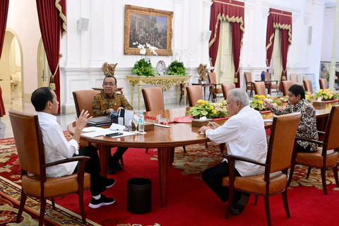 Presiden Jokowi berdiskusi dengan Menteri PUPR Basuki, Wamen ATR/BPN Raja Juli dan Mensesneg Pratkno membahas Otorita IKN di Istana Negara, Senin (3/6/2024).  Foto: Dok.  Muchlis Jr - Presiden Sekretariat Biro Pers