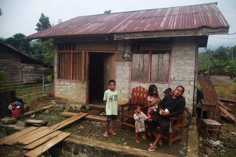 Warga suku Togutil beraktivitas di depan rumahnya di Dusun II Titipa Kampung Budaya Desa Dodaga Kabupaten Halmahera Timur, Senin (3/6/2024). Foto: Andri Saputra/ANTARA FOTO