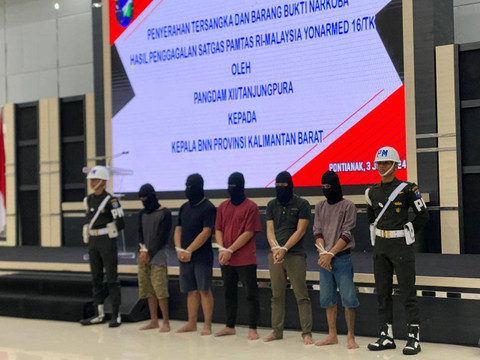 Tersangka penyelundupan 21 Kilo sabu. TNI menangkap 3 WNI dan 2 warga Malaysia yang membawa 21 Kilo sabu yang dikemas dalam Teh Guwanyingwang. Foto: Yulia Ramadhiyanti/Hi!Pontianak 