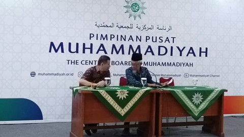 Ketua PP Muhammadiyah, Saad Ibrahim (kanan), saat konferensi pers di Kantor PP Muhammadiyah, Menteng, Jakarta Selasa (4/6/2024). Foto: Zamachsyari/kumparan