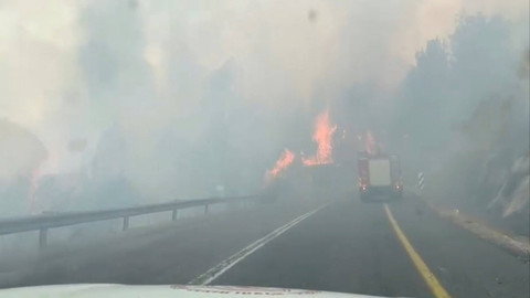 Asap memenuhi udara saat api liar yang dipicu oleh roket yang diluncurkan dari Lebanon oleh kelompok militan Hizbullah terbakar di lokasi yang disebutkan sebagai Kiryat Shmona, Israel, dekat perbatasannya dengan Lebanon, Senin (3/6/2024). Foto: srael Fire & Rescue/Handout via REUTERS