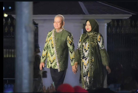 Pj Gubernur Kalbar, Harisson bersama istri saat mengenakan Tenun Ikat khas Kalbar di acara Istana Berbatik beberapa waktu lalu. Foto: Dok. Instagram @harisson_azroi