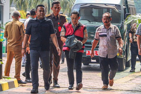 Tersangka dugaan korupsi pengelolaan tata niaga timah selaku pemilik manfaat atau beneficial ownership CV VIP, Tamron Tamsil (tengah) tiba di Kejaksaan Negeri Jakarta Selatan, Selasa (4/6/2024). Foto: Iqbal Firdaus/kumparan
