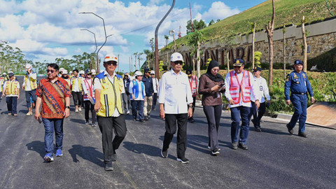 Menteri Perhubungan (Menhub) Budi Karya Sumadi meninjau langsung pembangunan Autonomous Rail Transit (ART) atau kereta tanpa rel, di IKN, Kalimantan Timur pada Senin (3/6/2024). Foto: Dok. Humas Kemenhub