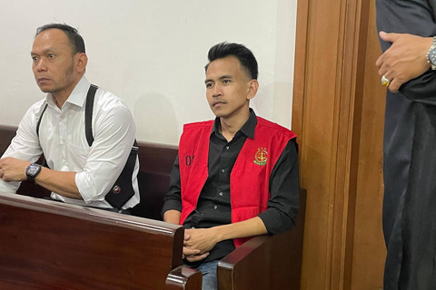 Terdakwa kasus dugaan pelanggaran Undang-Undang (UU) ITE, Adam Deni Gearaka, menjalani sidang pembacaan putusan di Pengadilan Negeri Jakarta Pusat, Selasa (4/6/2024). Foto: Fadhil Pramudya/kumparan