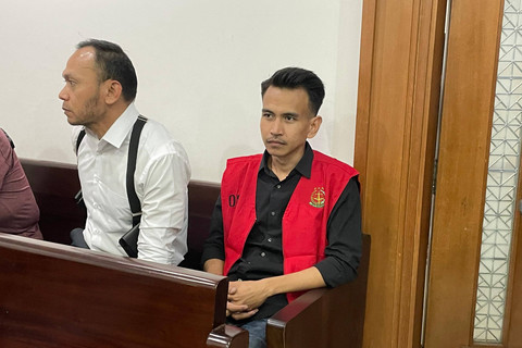 Terdakwa kasus dugaan pelanggaran Undang-Undang (UU) ITE, Adam Deni Gearaka, menjalani sidang pembacaan putusan di Pengadilan Negeri Jakarta Pusat, Selasa (4/6/2024). Foto: Fadhil Pramudya/kumparan