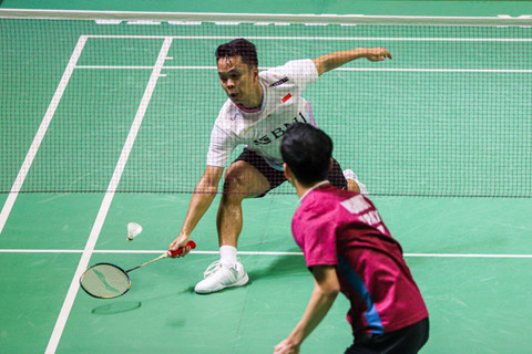 Anthony Sinisuka Ginting mengembalikan kok saat menghadapi Kenta Nishimoto di babak 32 besar Indonesia Open 2024, Istora Senayan, Jakarta, Selasa (4/6/2024). Foto: Iqbal Firdaus/kumparan