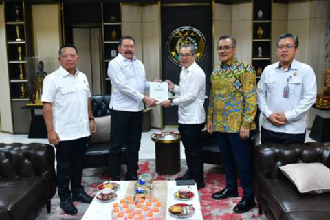Badan Pemeriksa Keuangan (BPK) menyerahkan laporan hasil pemeriksaan (LHP) investigatif atas Pengelolaan Keuangan PT Indofarma Tbk kepada Kejaksaan Agung Republik Indonesia, di Kantor Kejaksaan Agung, Jakarta, Senin (20/5/2024). Foto: Dok. BPK RI