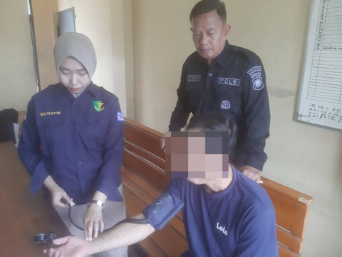 Pemeriksaan kesehatan para tahanan Polres Kapuas Hulu. Foto: Dok. Polres Kapuas Hulu