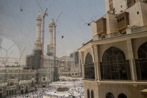 Jamaah calon haji memadati Masjidil Haram usai shalat zuhur di Makkah, Arab Saudi, Selasa (4/6/2024). Foto: Sigid Kurniawan / ANTARA FOTO