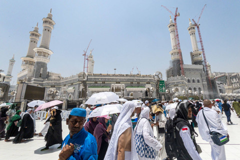 Jamaah calon haji memadati Masjidil Haram usai shalat zuhur di Makkah, Arab Saudi, Selasa (4/6/2024). Foto: Sigid Kurniawan / ANTARA FOTO