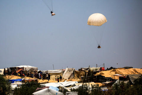 Bantuan kemanusiaan dijatuhkan oleh Angkatan Udara Kerajaan Yordania di Khan Yunis di Jalur Gaza selatan (4/6/2024). Foto: EYAD BABA/AFP