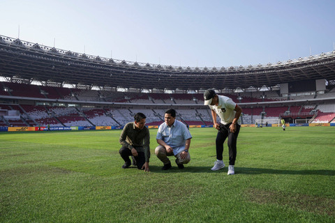 Ketum PSSI Erick Thohir meninjau kondisi Stadion Utama Gelora Bung Karno (GBK) di Senayan, Jakarta, Rabu (5/6/2024). Foto: Dhemas Reviyanto/ANTARA FOTO