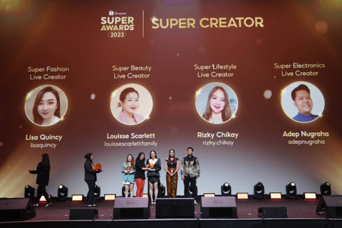 Mami Louisse mendapatkan penghargaan Top Creator Shopee Super Award 2023 - Livestream Beauty Category. Foto: Istimewa