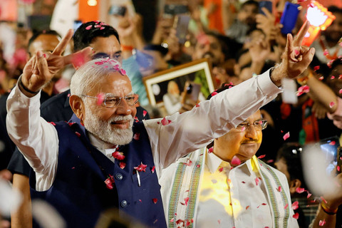 Perdana Menteri India Narendra Modi bertemu pendukungnya usai menang pemilu di markas besar Partai Bharatiya Janata (BJP), New Delhi, India, Selasa (4/6/2024). Foto: Adnan Abidi/ REUTERS