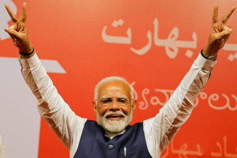 Perdana Menteri India Narendra Modi bertemu pendukungnya usai menang pemilu di markas besar Partai Bharatiya Janata (BJP), New Delhi, India, Selasa (4/6/2024). Foto: Adnan Abidi/ REUTERS