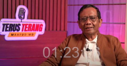 Mahfud MD bicara di acara podcastnya "Terus Terang". Foto: YouTube/@MahfudMD