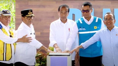Presiden Joko Widodo bersama Mensesneg Pratikno, Menteri PUPR Basuki Hadimuljono, Menhub Budi Karya dan Dirut PLN Darmawan Prasodjo meresmikan Groundbreaking PLN Hub di Kawasan IKN Nusantara, Rabu (5/6/2024). Foto: YouTube/Sekretariat Presiden