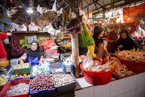 Suasana aktivitas perdagangan di pasar tradisional Pasar Minggu, Jakarta Selatan, Rabu (5/6/2024). Foto: Jamal Ramadhan/kumparan