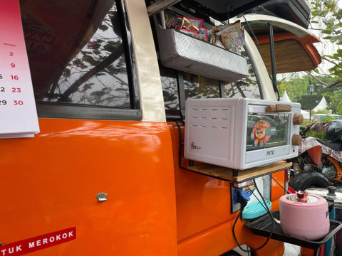 Daihatsu Zebra Espass 1996 dimodifikasi menjadi campervan milik Yoga Mulyantono asal Cimahi.  Foto: Sena Pratama/kumparan