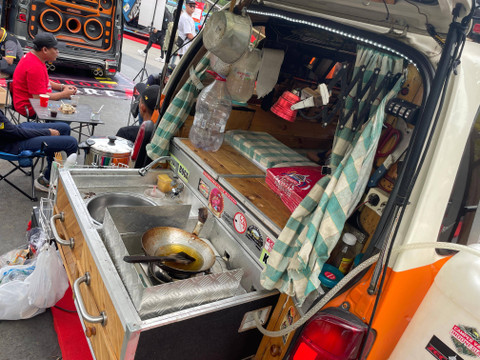 Daihatsu Zebra Espass 1996 dimodifikasi menjadi campervan milik Yoga Mulyantono asal Cimahi.  Foto: Sena Pratama/kumparan