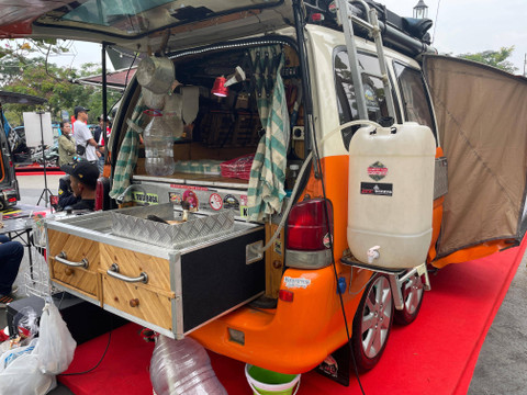 Daihatsu Zebra Espass 1996 dimodifikasi menjadi campervan milik Yoga Mulyantono asal Cimahi.  Foto: Sena Pratama/kumparan
