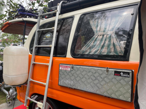 Daihatsu Zebra Espass 1996 dimodifikasi menjadi campervan milik Yoga Mulyantono asal Cimahi.  Foto: Sena Pratama/kumparan