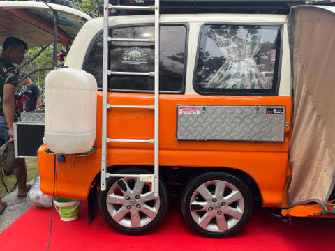 Daihatsu Zebra Espass 1996 dimodifikasi menjadi campervan milik Yoga Mulyantono asal Cimahi.  Foto: Sena Pratama/kumparan