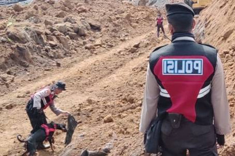 Petugas masih melakukan pencarian terhadap tiga orang yang masih tertimbun tanah longsor di area tambang pasir Dusun Supit, Kecamatan Pronojiwo, Kabupaten Lumajang, Rabu (5/6/2024). Foto: BPBD Jatim