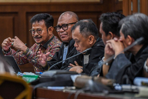 Terdakwa kasus pemerasan dan gratifikasi di Kementan, Syahrul Yasin Limpo, mendengarkan keterangan dari Bendum Partai NasDem Ahmad Sahroni dan Indira Chunda Thita Syahrul saat sidang lanjutan di Pengadilan Tipikor, Jakarta, Rabu (5/6/2024). Foto: Galih Pradipta/ANTARA FOTO