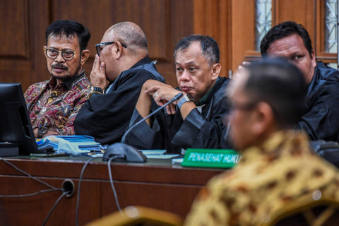 Terdakwa kasus pemerasan dan gratifikasi di Kementan, Syahrul Yasin Limpo, mendengarkan keterangan dari Bendum Partai NasDem Ahmad Sahroni dan Indira Chunda Thita Syahrul saat sidang lanjutan di Pengadilan Tipikor, Jakarta, Rabu (5/6/2024). Foto: Galih Pradipta/ANTARA FOTO