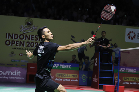 Jonatan Christie kembalikan kok kepada lawannya Leong Jun Hao asal Malaysia dalam partai 32 besar Indonesia Open 2024 di Istora Senayan, Jakarta, pada Rabu (5/6/2024). Foto: Iqbal Firdaus/kumparan