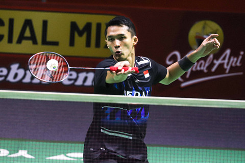 Jonatan Christie kembalikan kok kepada lawannya Leong Jun Hao asal Malaysia dalam partai 32 besar Indonesia Open 2024 di Istora Senayan, Jakarta, pada Rabu (5/6/2024). Foto: Iqbal Firdaus/kumparan