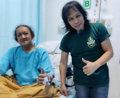 Iwan Eks Basisst Edane saat dirawat di RS. Foto: Instagram/Eet Sjahranie