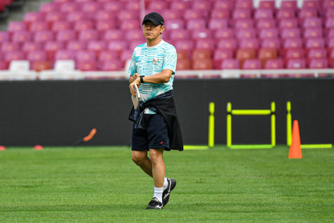 Pelatih Timnas Indonesia Shin Tae-yong mengawasi para pemain latihan jelang pertandingan Kualifikasi Piala Dunia 2026 di Stadion Utama Gelora Bung Karno, Senayan, Jakarta, Rabu (5/6/2024). Foto: Muhammad Adimaja/ANTARA FOTO
