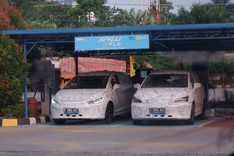 Kamuflase kendaraan disinyalir sebagai mobil listrik MPV BYD M6 tertangkap sedang wira-wiri di Indonesia.  Foto: Aditya Pratama Niagara/kumparan