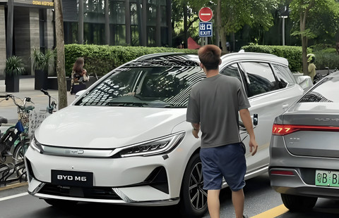 Mobil listrik MPV BYD M6 tertangkap di China.