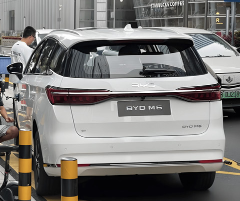 Mobil listrik MPV BYD M6 tertangkap di China. Foto: dok. Car News China
