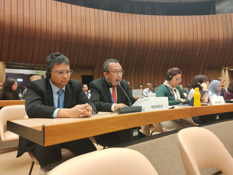 Plt. Dirjen Pembinaan Pengawasan Ketenagakerjaan dan Keselamatan dan Kesehatan Kerja Kemnaker, Fahrurozi (tengah) pada International Labour Conference ke-112 di Jenewa, Swiss, Selasa (4/6/2024). Foto: Dok. Kemnaker