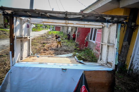 Sejumlah anak bermain di depan rumah yang kondisinya tidak terawat di perumahan subsidi Villa Kencana Cikarang, Kabupaten Bekasi, Jawa Barat, Rabu (5/6/2024).  Foto: Rivan Awal Lingga/ANTARA FOTO