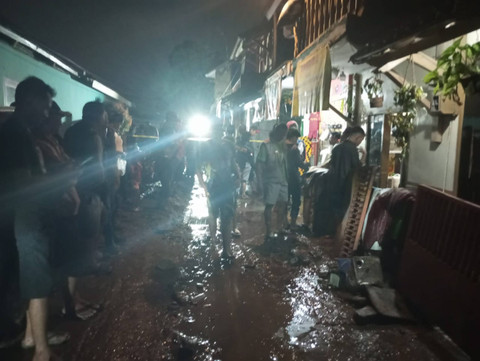 Pipa PDAM Tirtawening jebol sebabkan dua rumah rusak berat hingga dua unit sepeda motor nyaris hanyut di Kecamatan Batununggal, Kota Bandung, Rabu (5/6/2024). Foto: Dok. kumparan
