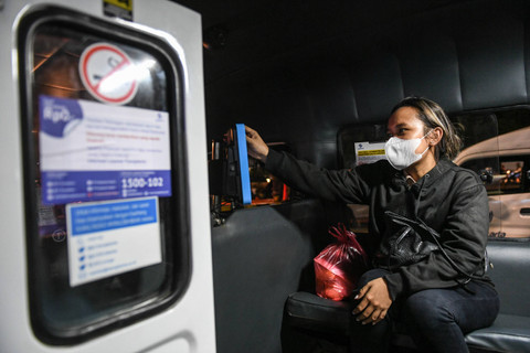 Penumpang menempelkan kartu uang elektronik saat menaiki Mikrotrans di Terminal Grogol, Jakarta, Rabu (5/6/2024). Foto: Hafidz Mubarak A/ANTARA FOTO