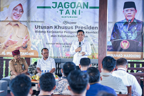 Utusan Khusus Presiden Republik Indonesia Bidang Kerja Sama Pengentasan Kemiskinan dan Ketahanan Pangan, Muhamad Mardiono, berdiskusi bersama para pelaku UMKM dan petani milenial di Banyuwangi, Rabu (5/6/2024).  Foto: Dok. Istimewa