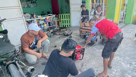 Sejumlah warga di Bandar Lampung sedang mengantre untuk memperbaiki generator seterum (Genset) di bengkel, dampak pemadaman listrik selama 18 jam | Foto : Almuhtarom / Lampung Geh