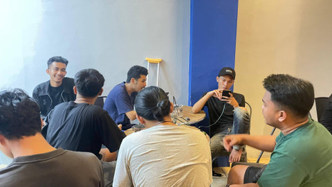 Tampak para warga di Bandar Lampung memanfaatkan aliran listrik yang disediakan oleh kedai kopi | Foto : Almuhtarom / Lampung Geh