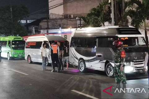 Petugas gabungan tengah melakukan penertiban travel gelap di Jalan Raya Jatiwaringin, Kelurahan Cipinang Melayu, Kecamatan Makasar, Jakarta Timur, Rabu malam (5/6/2024).   Foto: Syaiful Hakim/ANTARA