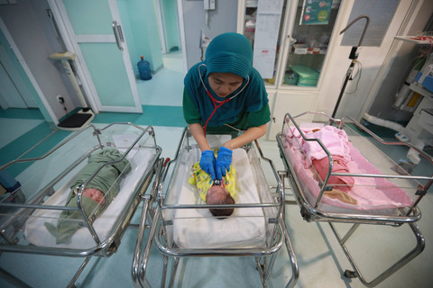 Seorang perawat memeriksa kesehatan Bayi yang baru dilahirkan di RSUD Tamansari, Jakarta, Sabtu (4/5/2024). Foto: Aditia Noviansyah/kumparan