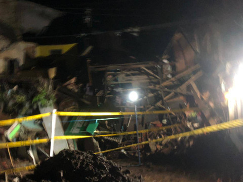 Kondisi Rumah Enok terdampak jebolnya pipa PDAM.   Foto: Robby Bouceu/kumparan
